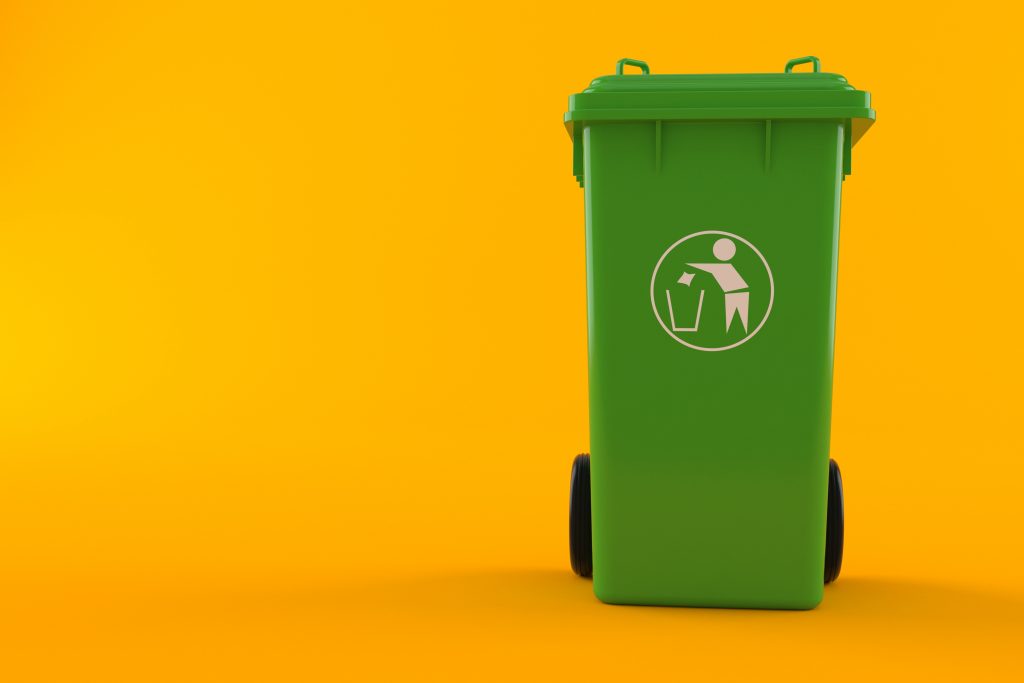 caixote do lixo verde em fundo amarelo reciclagem mecânica e química deve aumentar até 2027.